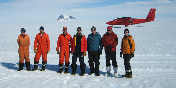 Forskere fra DTU Space og University of Leeds på fælles mission for ESA i Antarktis i januar 2018 for at måle is på Stange Ice shelf på den Antarktiske Halvø. (Foto: DTU Space)