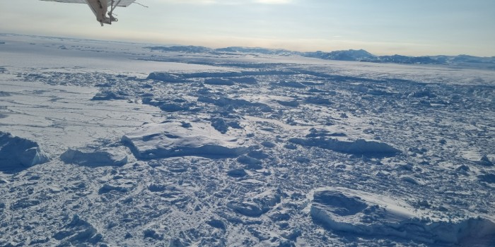 Under mange års overflyvninger af Grønland har forskerne observeret, hvordan Grønlands gletsjere smelter og svinder ind. Blandt dem er Zachariæ-gletsjeren. (Foto: DTU Space)