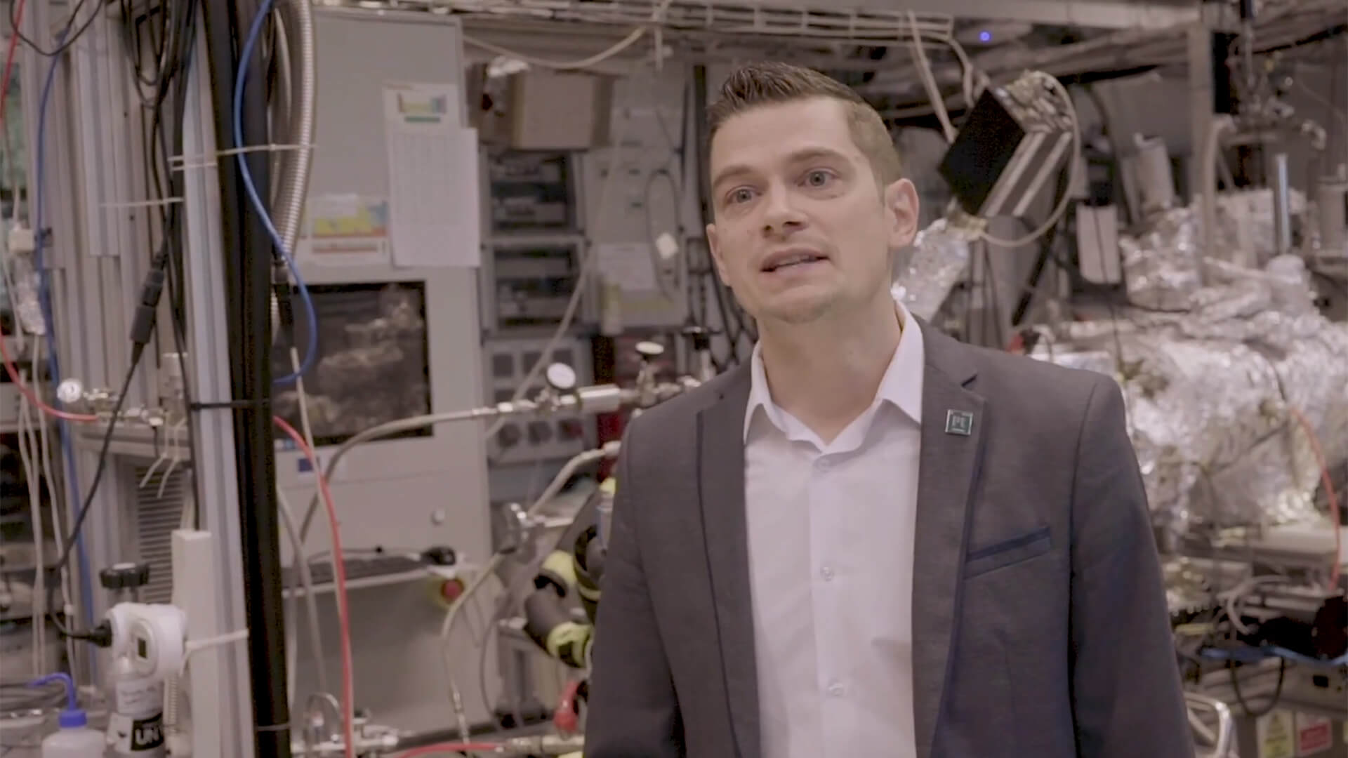 Lektor ved DTU Fysik Jakob Kibsgaard forklarer hvad Power-to-X er og hvorfor Power-to-X er et væsentligt element i den grønne omstilling. Foto: DTU. ©DTU Lektor ved DTU Fysik Jakob Kibsgaard forklarer hvad Power-to-X er og hvorfor Power-to-X er et væsentligt element i den grønne omstilling. Foto: DTU.