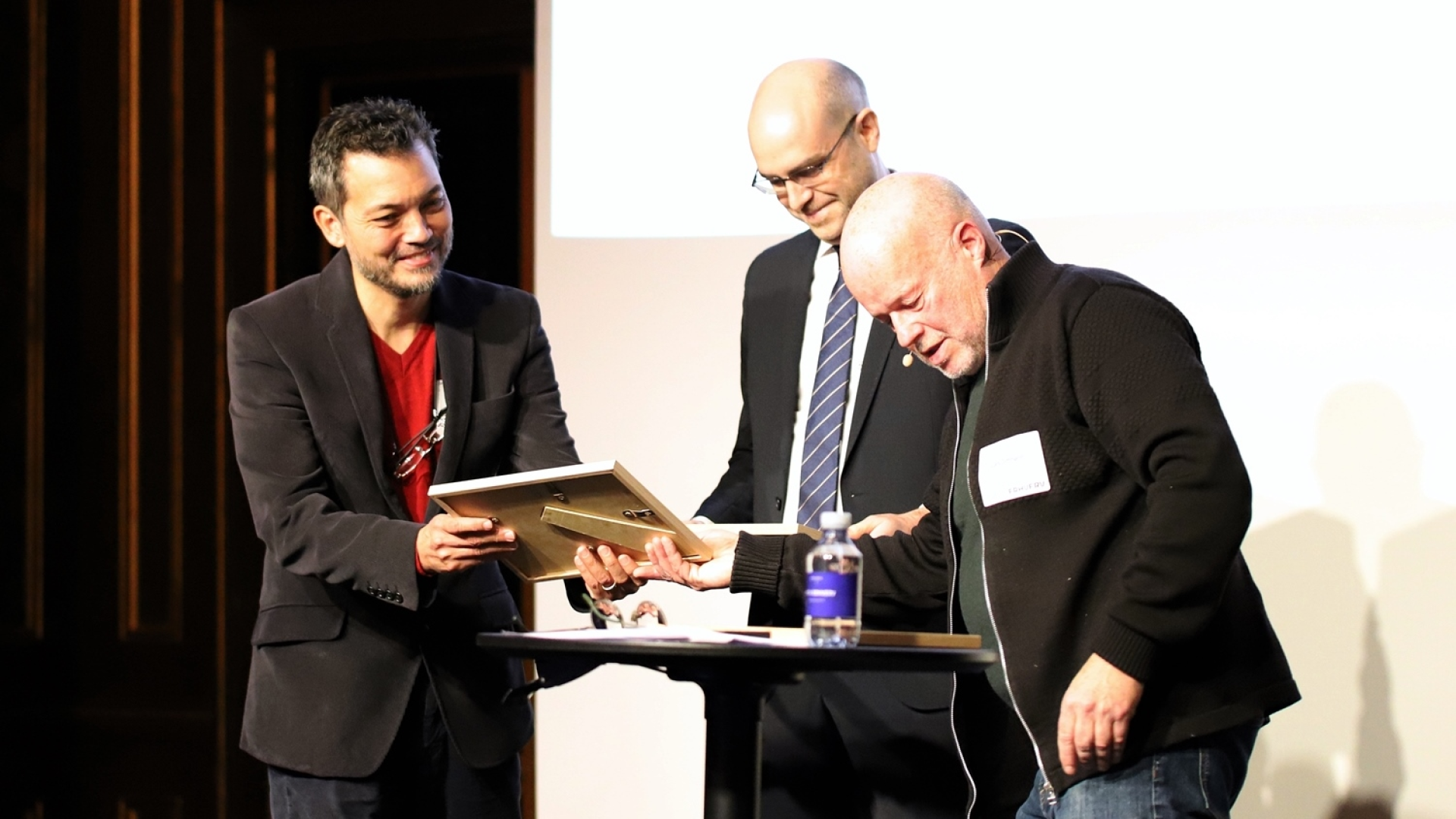 Professor Leif Oxenløwe and Associate Professor Leonardo Midolo receive the 2023 IDA Connect Award.