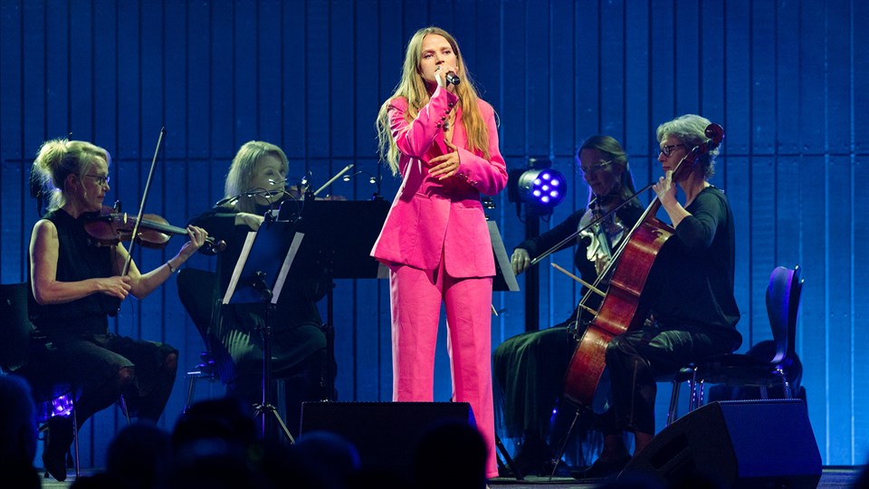 Singer Dopha entertained the crowd together with a string quartet.