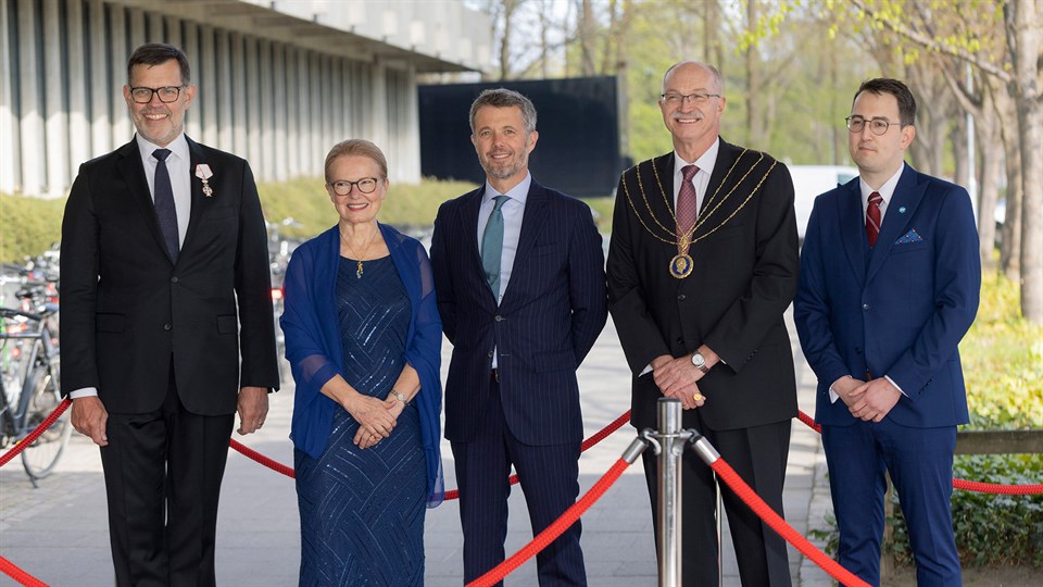 On the red carpet, His Royal Highness, the Crown Prince, was received by DTU's Board Chair Karin Markides, DTU's President Anders Bjarklev, DTU's Executive Vice President Rasmus Larsen and chair of Polyteknisk Forening (PF student association) Andreas Ipsen.