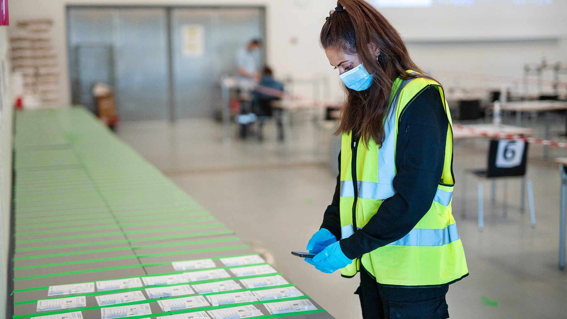 Registering tests at DTU's COVID-19 test center. Foto: Mikal Schlosser