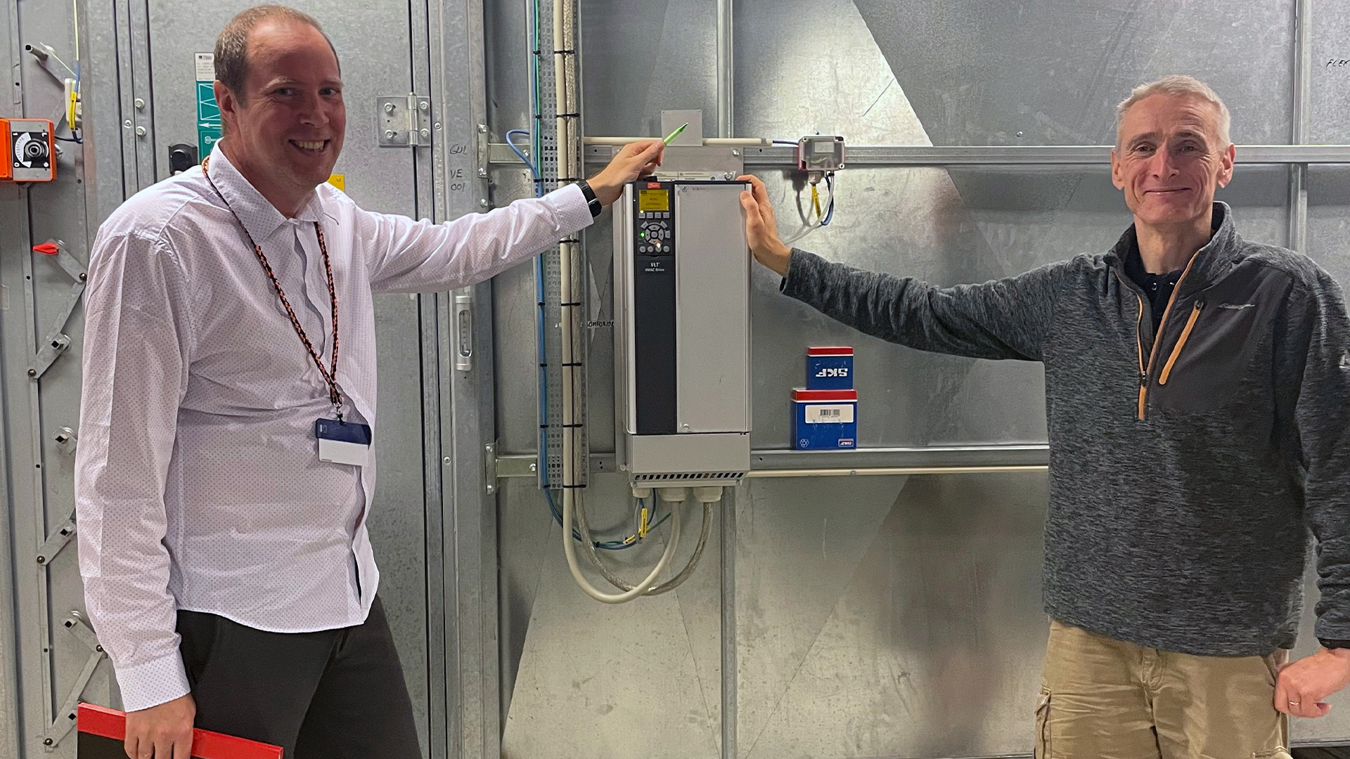 DTU Nanolab's head of operations Leif Steen Johansen (right) and facility manager Jan Vasland Eriksen are working to cut 10 percent of energy consumption by optimizing the ventilation system in the cleanroom, where micro- and nanoelectronics are produced.