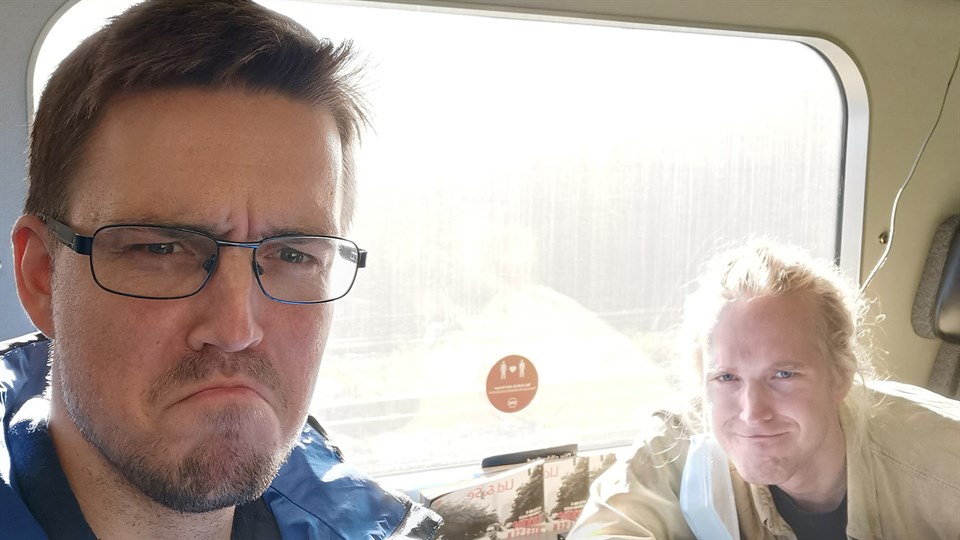 Isaac Appelquist Løge and Jens Kristian Jørsboe are upset about a delay in the train on the way to Hamburg, which should turn out to be just the first of many.
