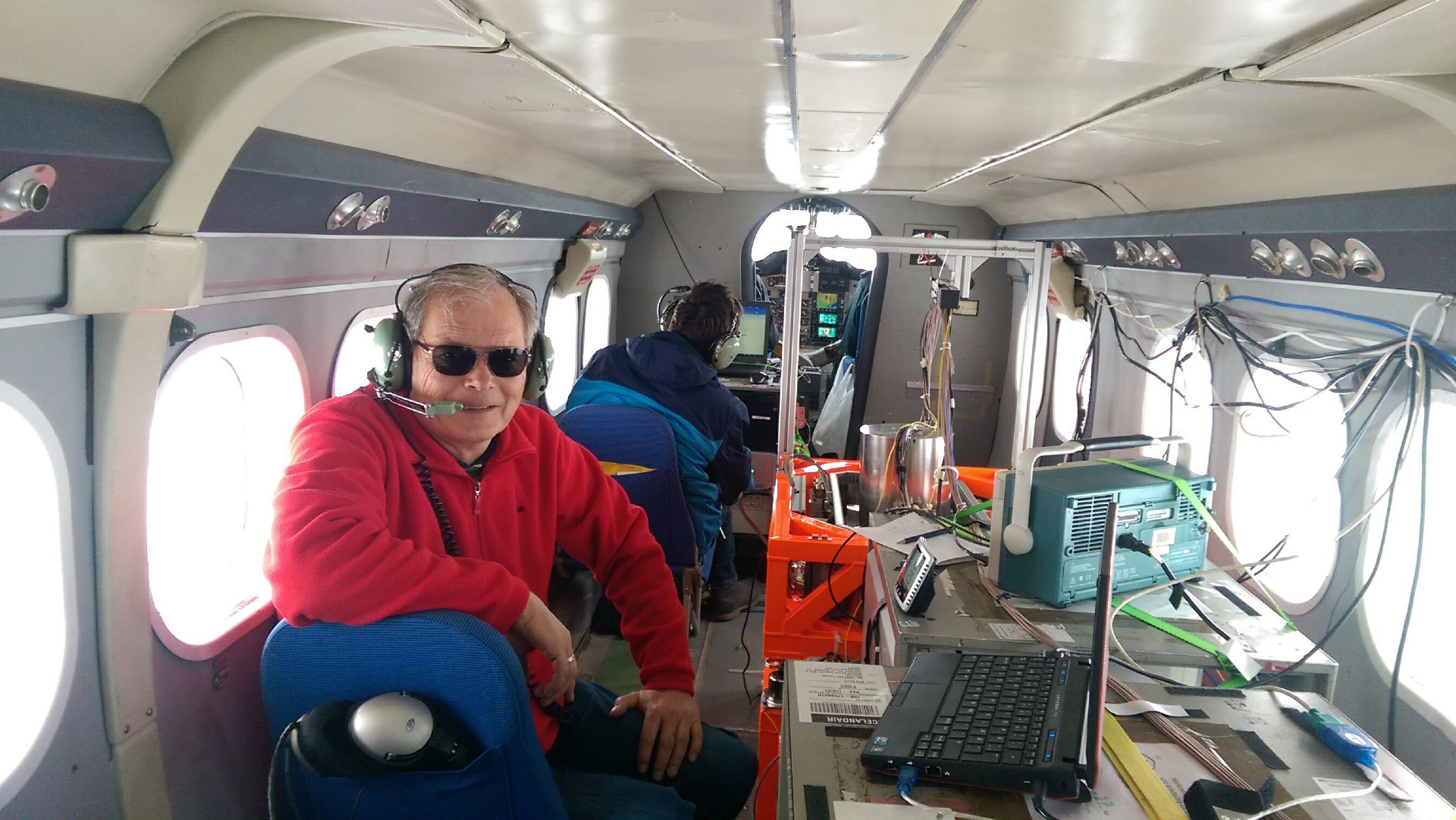 Professor René Forsberg (front) is testing the quantum sensor, which can be seen in the orange box on the right.