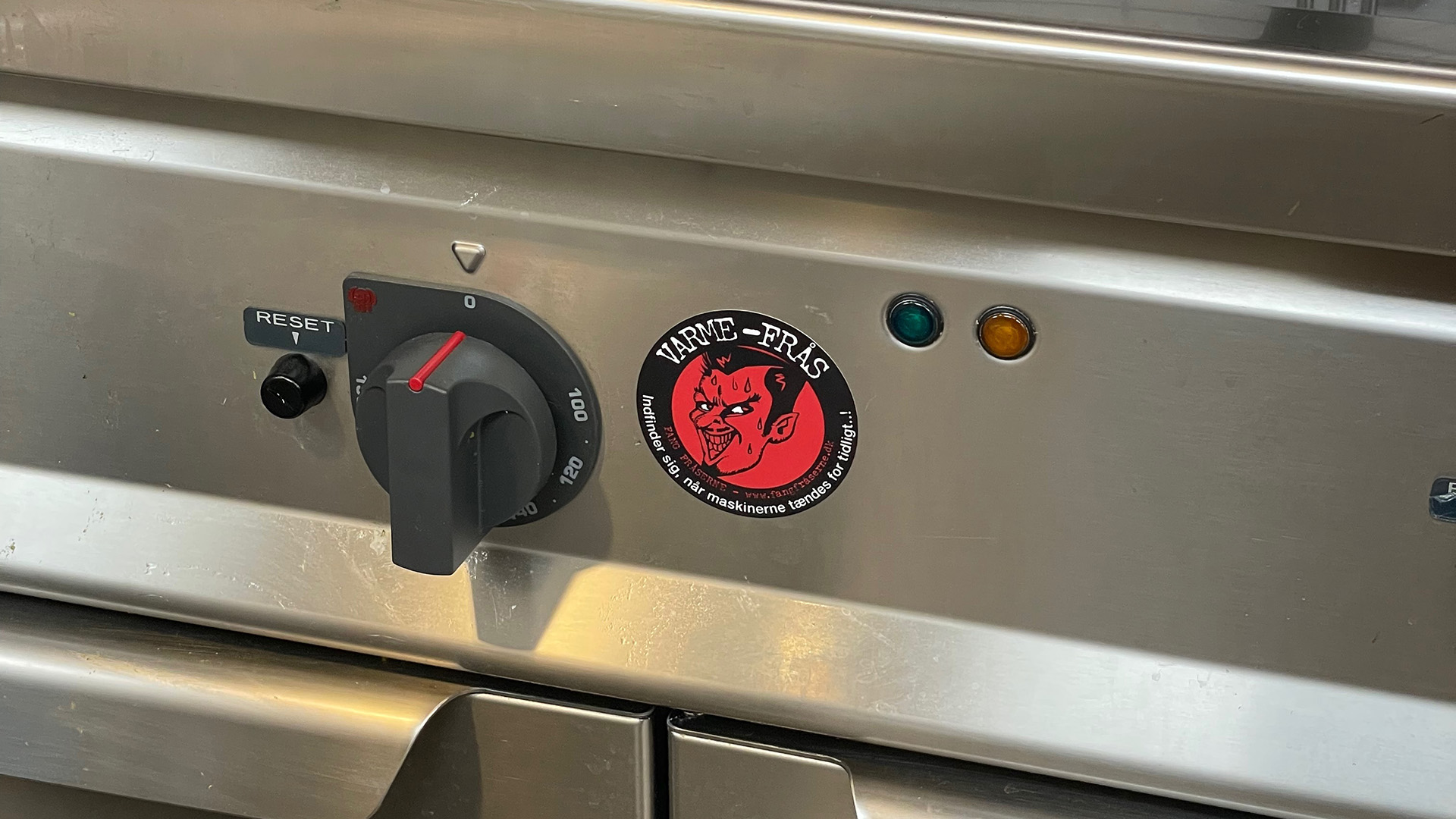 The company Ken Storkøkken catches energy wasters in the kitchen with nudging in the form of behavior-regulating stickers placed on the kitchen machines.