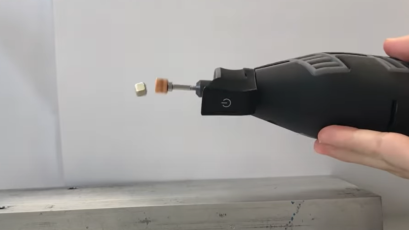 VIDEO: Magnetisk levitation demonstreret ved hjælp af et Dremel-værktøj, der drejer en magnet ved 266 Hz. Rotormagneten er 7x7x7 mm3 og flydermagneten er 6x6x6 mm3.