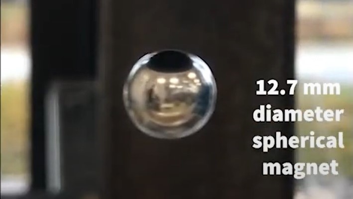 VIDEO: Magnetisk levitation demonstrerede at rotere en magnet ved 180 Hz. Rotormagneten er en 19 mm diameter magnet og flydermagneten er 12,7 mm i diameter.