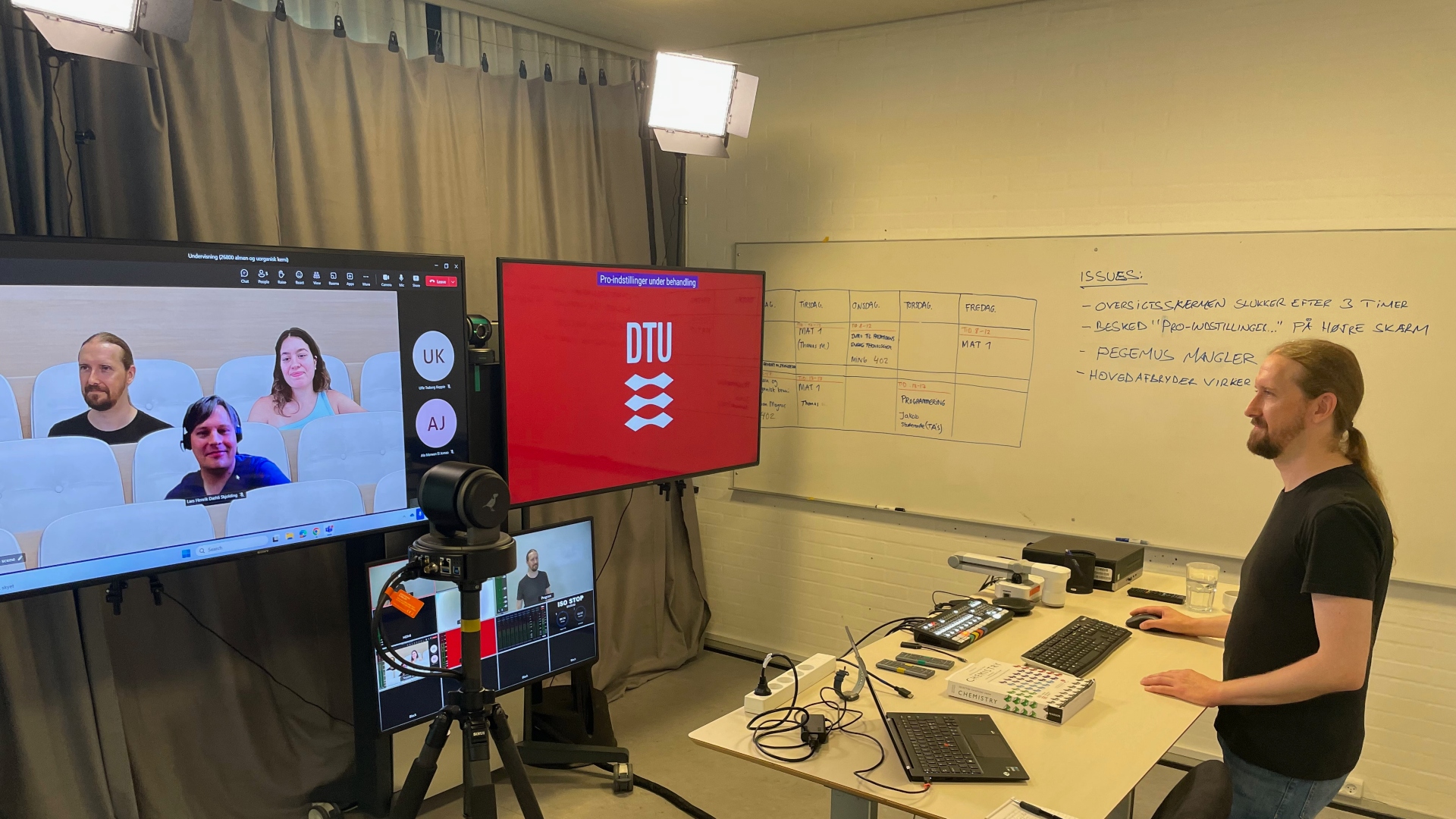 Associate Professor Jógvan Magnus Haugaard Olsen teaches the students on the digital study programme in Technology in the subject Chemistry. The photo was taken in September 2023. Photo: DTU.