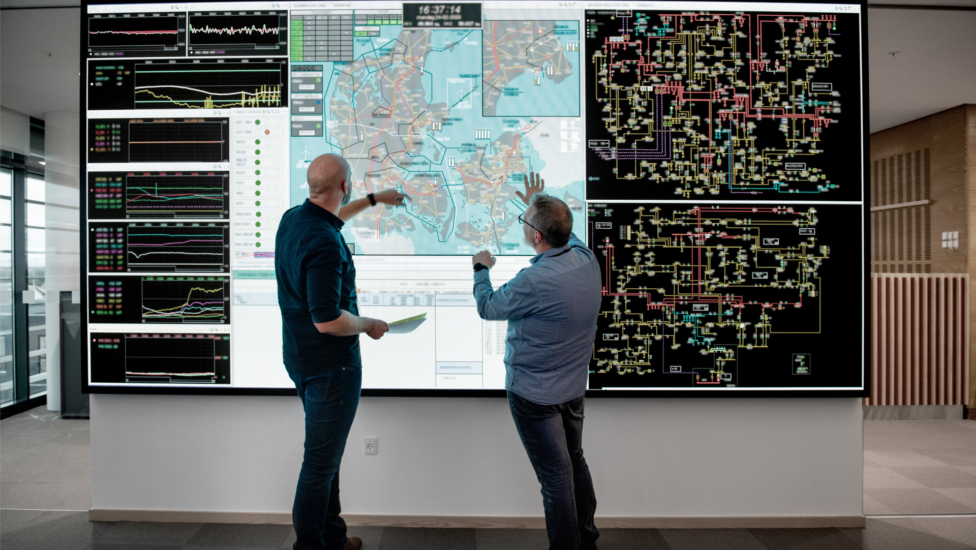 Two men in the control centre of Energinet in Fredericia. Photo: Maria Tuxen Hedegaard