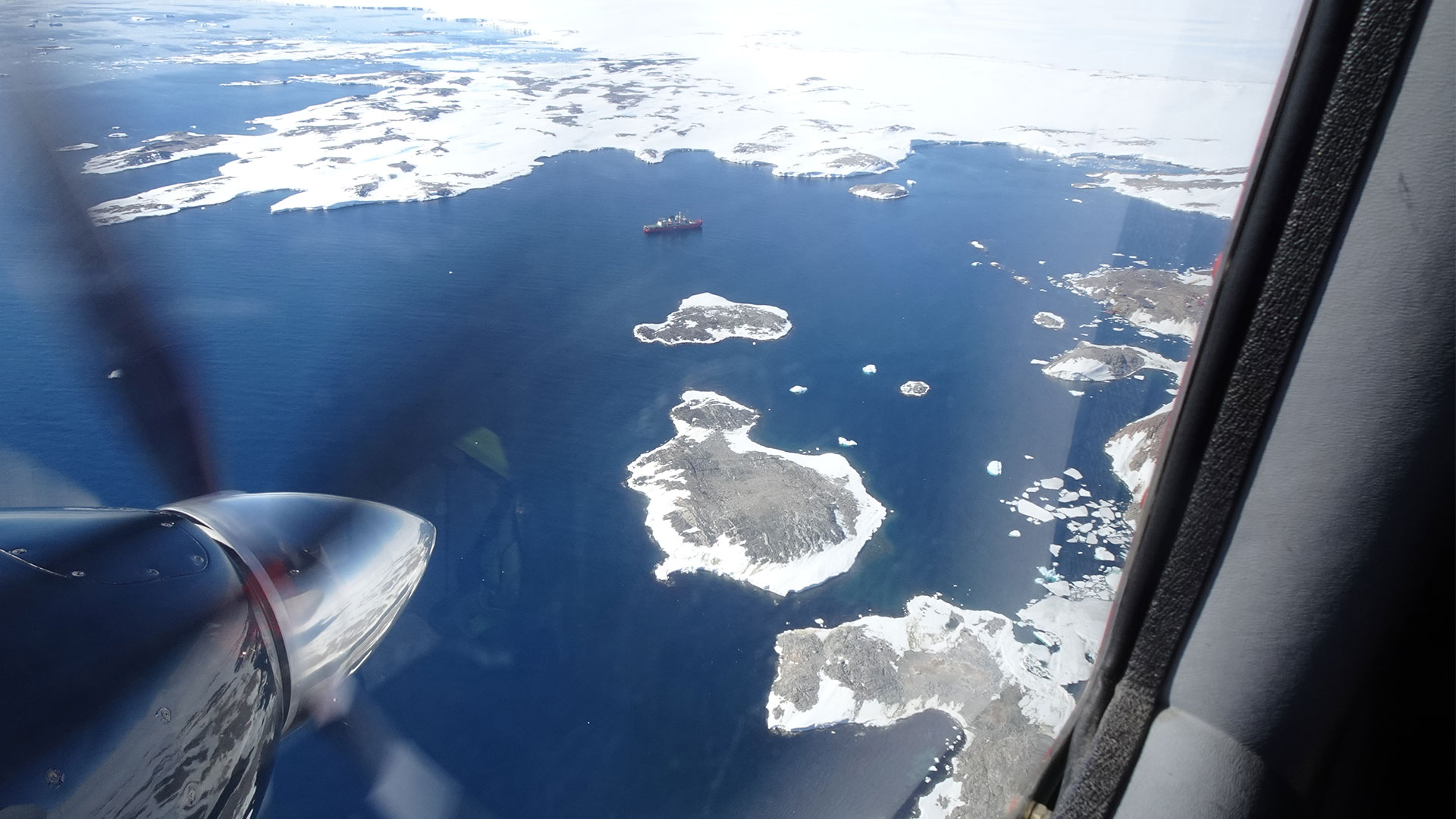 The view over Antarctica as seen from a plane. Photo: DTU 