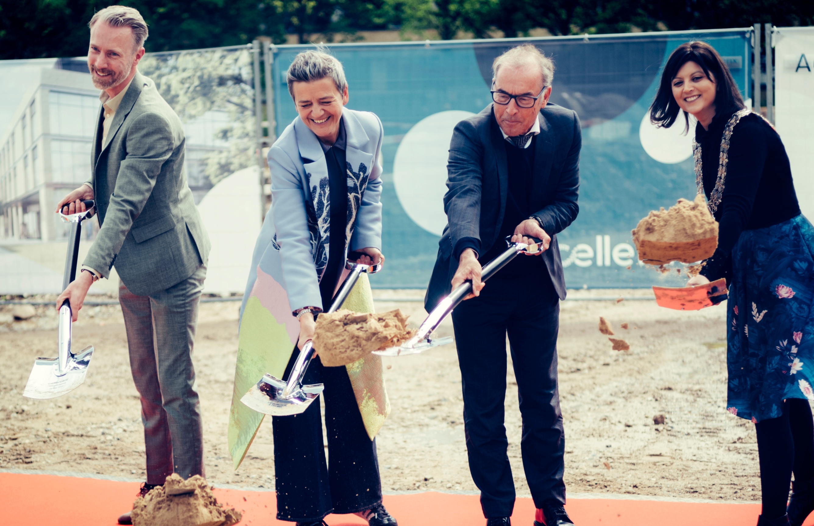  Det første spadestik til Cellerator tages af (fra venstre): Thomas Carlsen, CEO Cellerator, Margrethe Vestager, bestyrelsesleder DTU, Mads Krogsgaard Thomsen, CEO, Novo Nordisk Fonden,  Sofia Osmani, borgmester Lyngby-Taarbæk Kommune 