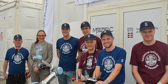 DTU Elektro's robot team with H.E. Merete Juhl, Ambassador of Denmark to the United Arab Emirates and Qatar.