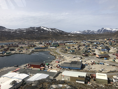 Fiskefabrikken i Nanortalik (nedre venstre hjørne) (foto: Gestur Hovgaard).