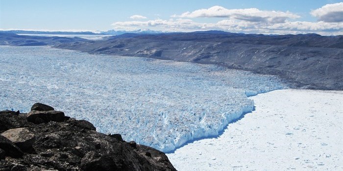 Kangiata Nunata Sermia i Sydvestgrønland På billedet ses forskellige linjer, som viser isens udbredelse på forskellige tidspunkter. Den øvre trimline (overgang) mellem lysere og mørkere fjeld viser isens udbredelse under den lille istid, mens de nedre linjer viser isens udbredelse på senere tidspunkter. Informationer om højder på trimlines ud fra flyfotos er brugt til beregning af massetab af Indlandsisen gennem det 20. århundrede. Kredit: Nicolaj Krog Larsen, Aarhus Universitet