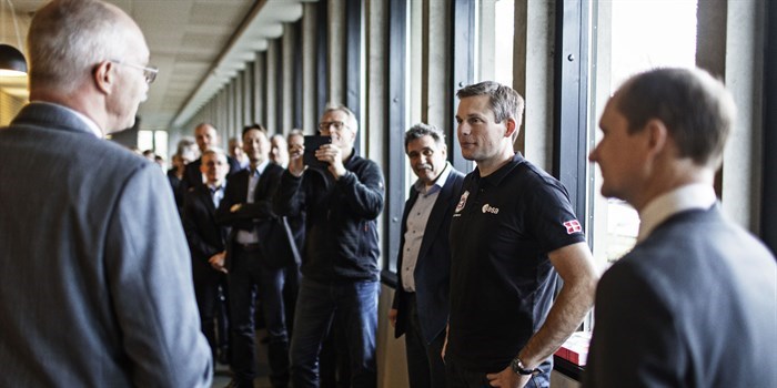 Rektor Anders Bjarklev (tv) byder velkommen til Andreas Mogensen ved en VIP-reception. Foto: Ulrik Jantzen