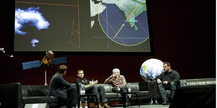 Andreas Mogsensen diskuterer kæmpelyn med forskere fra DTU og DMI. Til venstre ses moderator Nikolaj Sonne. Foto: Ulrik Jantzen