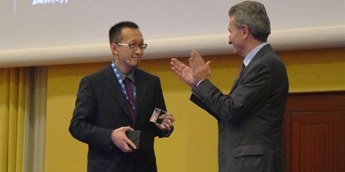 Prof. Hao Hu from DTU received the prestigious Horizon 2020 Prize for breaking the optical transmission barriers November 9th in Rome. Prof. Hao on stage accepting the award from European Union Commissioner for Digital Economy and Society, Günther H. Oettinger. Photo: Yildiz Arslan