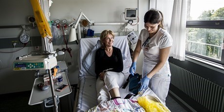 Sygeplejerske hjælper patient. Foto: Joachim Rode