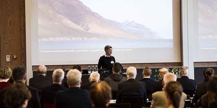Museumsinspektør Inge Bisgaard fra Grønlands Nationalmuseum viste billeder fra Nordøstgrønland og den aktuelle opmåling og registrering af bevaringsværdige hytter.