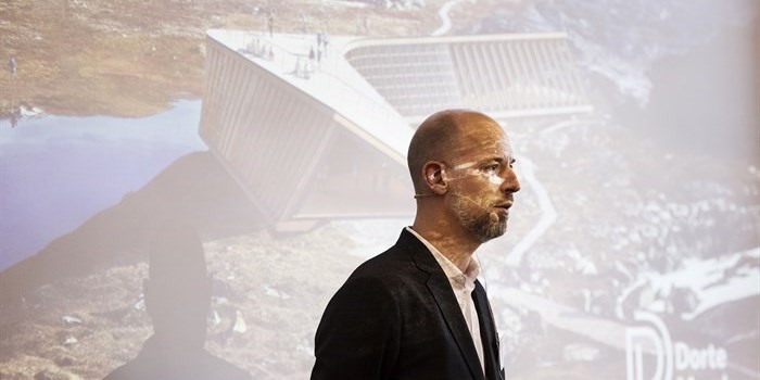 Seniorarkitekt Kasper Pilemand fra arkitektfirmaet Dorte Mandrup A/S, som præsenterede tegninger af Isefjordscenteret i Illulisat, som er projekteret til start på byggeriet i foråret 2019.