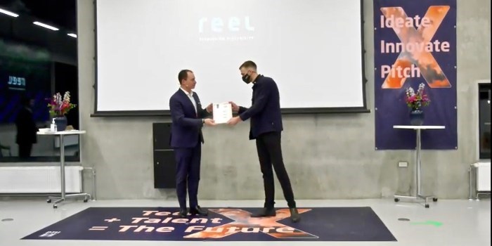 Tommy Ahlers, former minister for Higher Education and Science hands over the first price to Co-founder i Reel Jon Sigvert