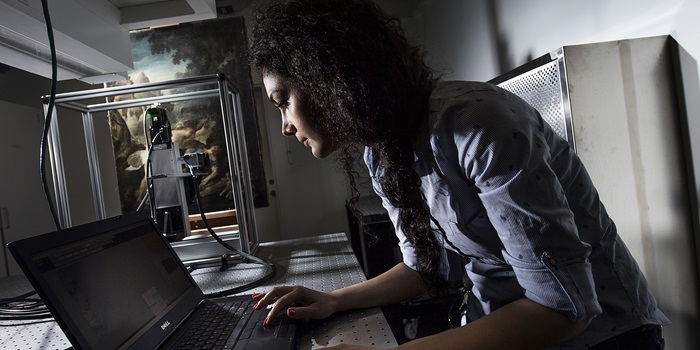 Maryam Khojastehfar, who is involved in investigating the painting at DTU Fotonik, is studying photonics as part of the Erasmus Mundus exchange programme. Photo: Joachim Rode