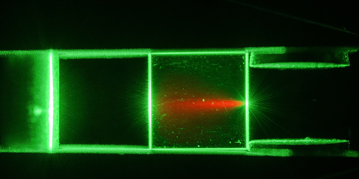 Foto: Jonas Neergaard-Nielsen and Sepehr Ahmadi - Fra laboratoriet, hvor belysningen af en diamant med grønt laserlys fluorescerer rødt lys.