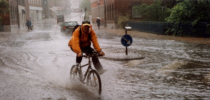 Cykel i regn_Vandcenter Syd, Niels Nyholm