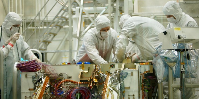 Udstyr fra DTU Space til PIXL-instrumentet integreres i roveren til NASA's Mars-2020-mission i maj 2019. (Foto: NASA)
