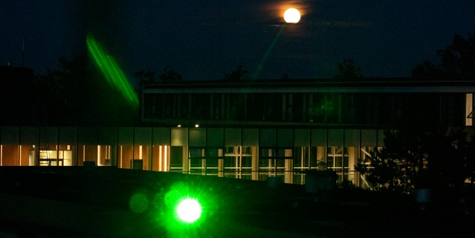 Laserlys sendes mod månen ved fremvisningen af værket Mirror Stage på taget af DTU Space i Lyngby 17. juli 2019. (Foto: DTU Space/Mikal Schlosser)